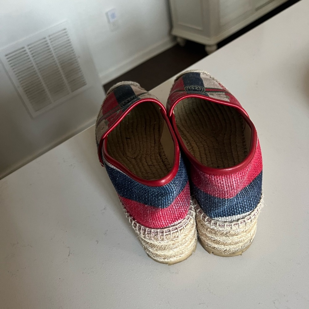 Red Gucci esperdillas doesn’t fit me anymore after I had a bb great condition